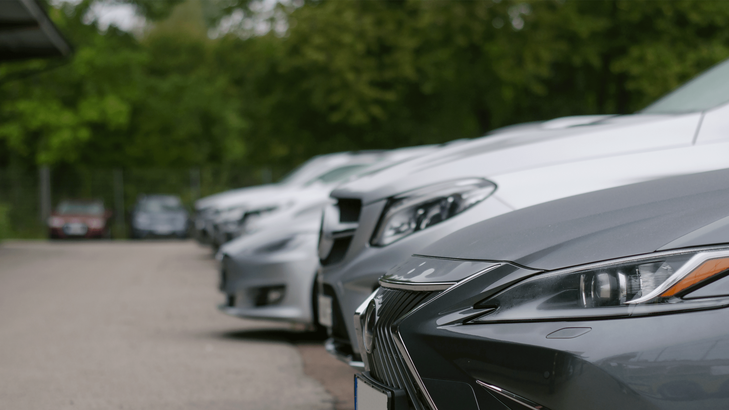 Bilar står parkerade på rad