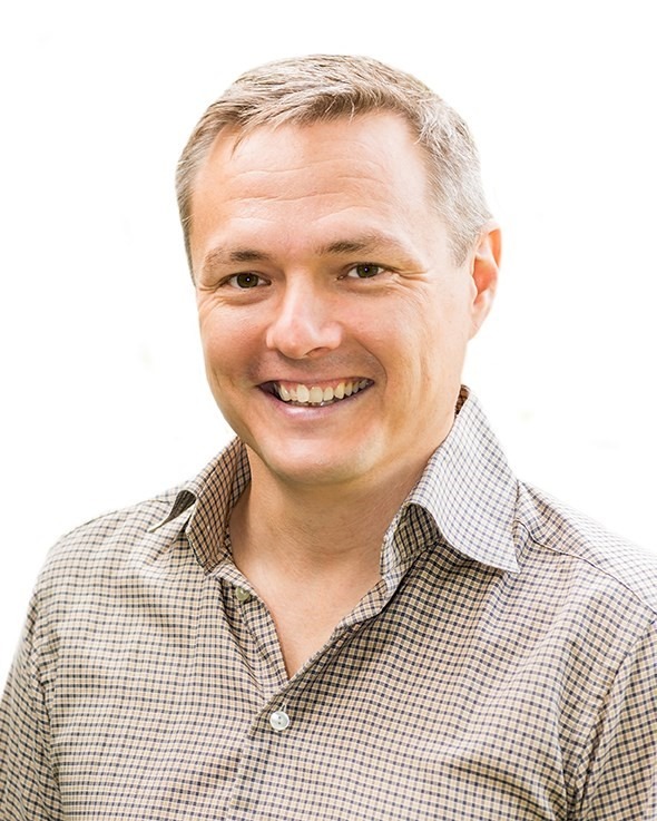 Profilbild på en glad man som ler in i kameran.